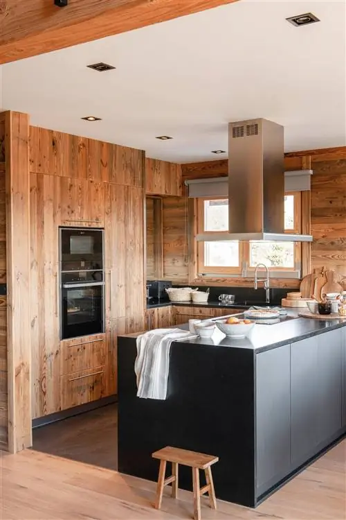 Кухня в черном цвете и дереве.