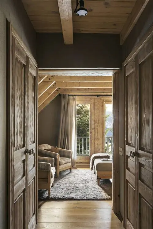 Вход в спальню со встроенными шкафами.