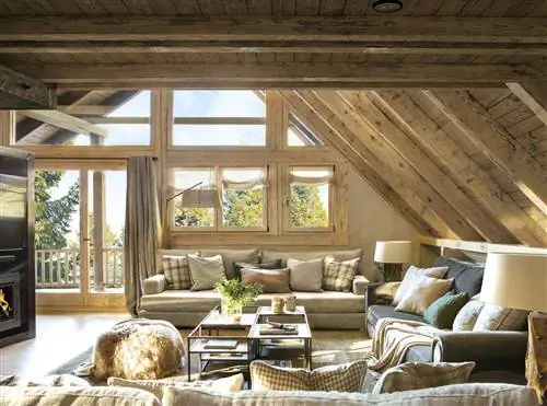 Мансардный этаж с деревянными панелями.