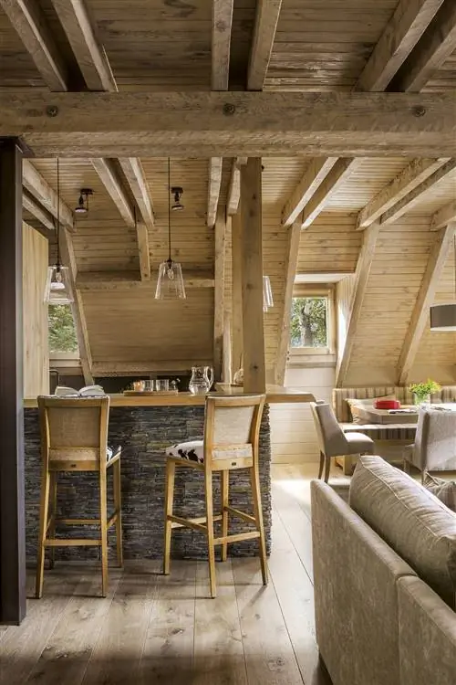 Открытая кухня с барной стойкой, облицованной камнем.