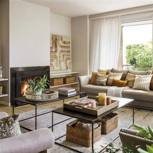 гостиная с камином и корзинами под журнальным столиком