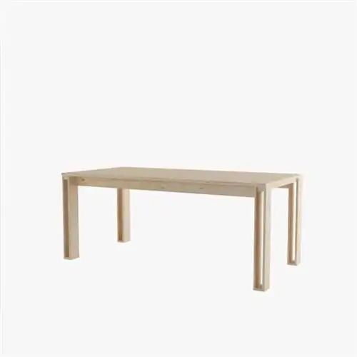 Деревянный обеденный стол.