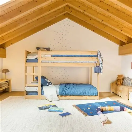 Двухъярусная кровать с деревянным полом.