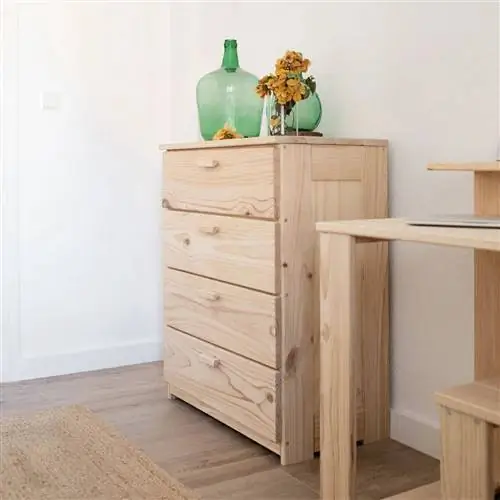 Комод из сосны с четырьмя ящиками.