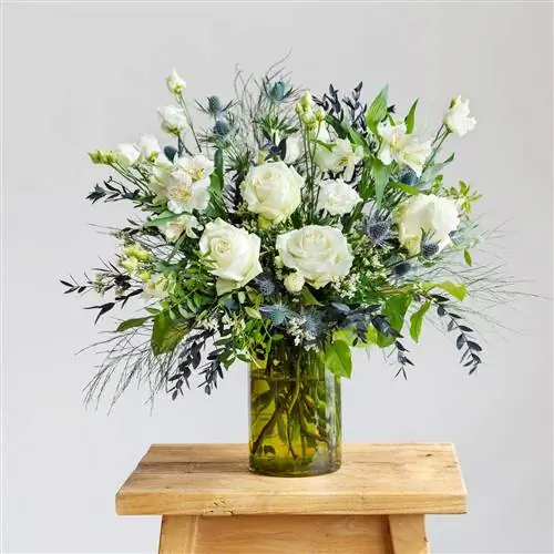 Букет из белых роз и лазурно-голубого.