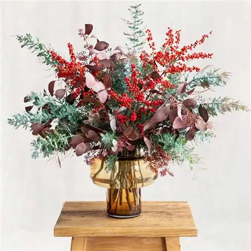 Букет с цветами тополя и мимозы в оттенках красного, бордового и зеленого.