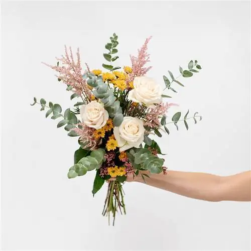 Очень элегантный букет с белыми розами и хризантемами.