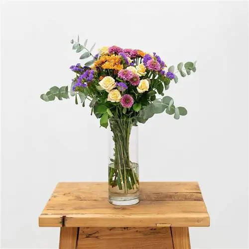 Букет с мелкими цветами желтого, фиолетового и оранжевого цветов.