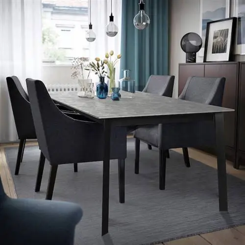 Раздвижной стол Gillanda темно-серого черного цвета от IKEA.