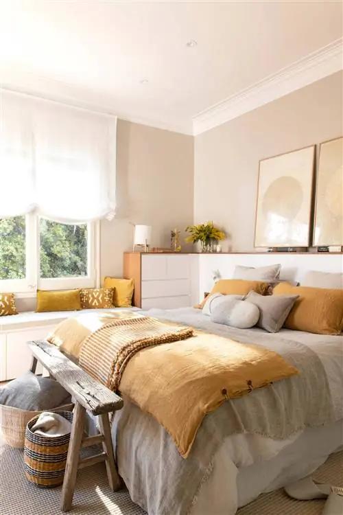 Спальня с изголовьем с местом для хранения вещей и скамейкой в беседке.