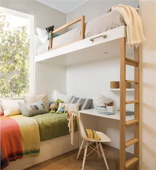 Детская спальня на двоих с двухъярусными кроватями.