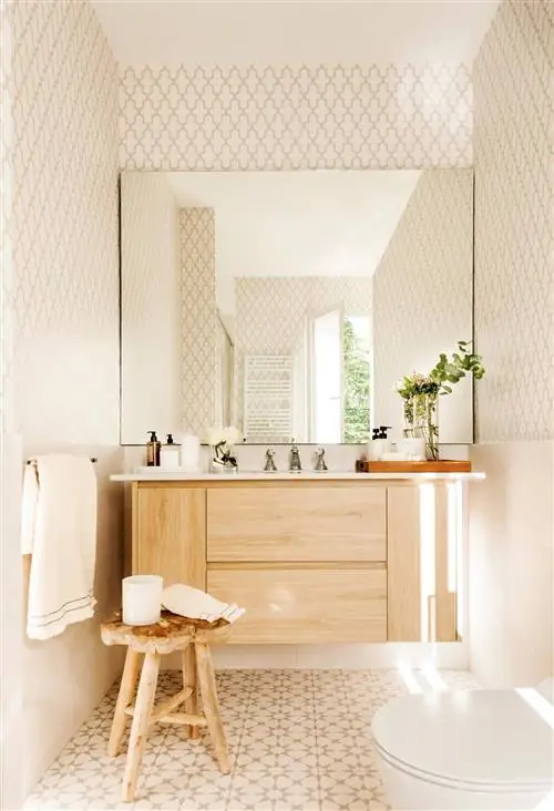 Ванная комната с безрамным зеркалом и летающей мебелью.