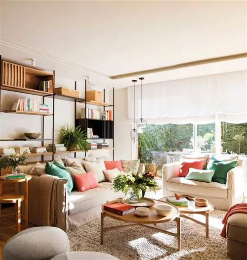 Гостиная с цветными подушками.