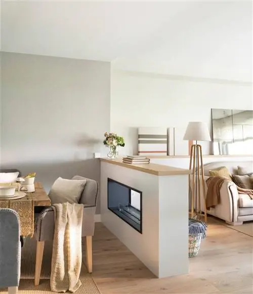 Камин отделяет гостиную от столовой.