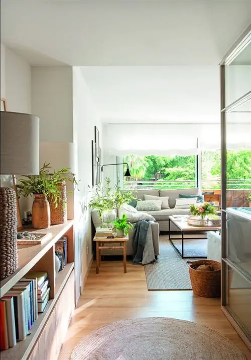 Прихожая открыта в гостиную с деревянными полами.