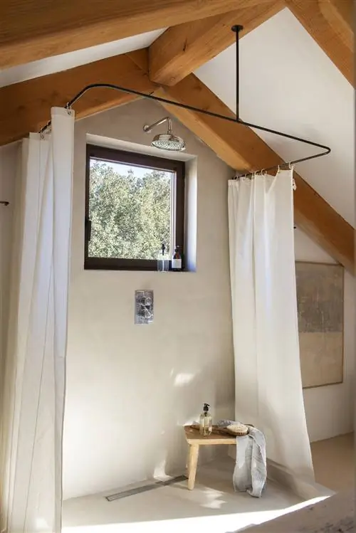 Душ с белой занавеской.