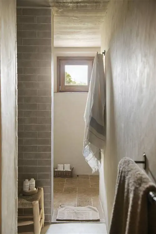 Ванная комната с душем отделена стеной.