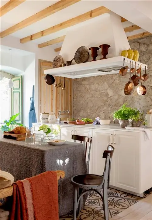 Кухня Икеа в деревенском стиле с островом и кабинетом.