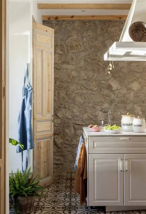 Деревенская кухня с островом и винтажными ручками.