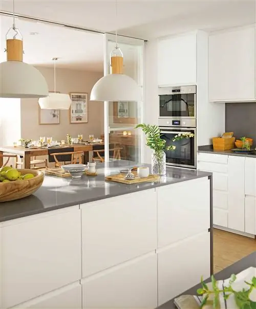 Кухня с серой столешницей Silestone.