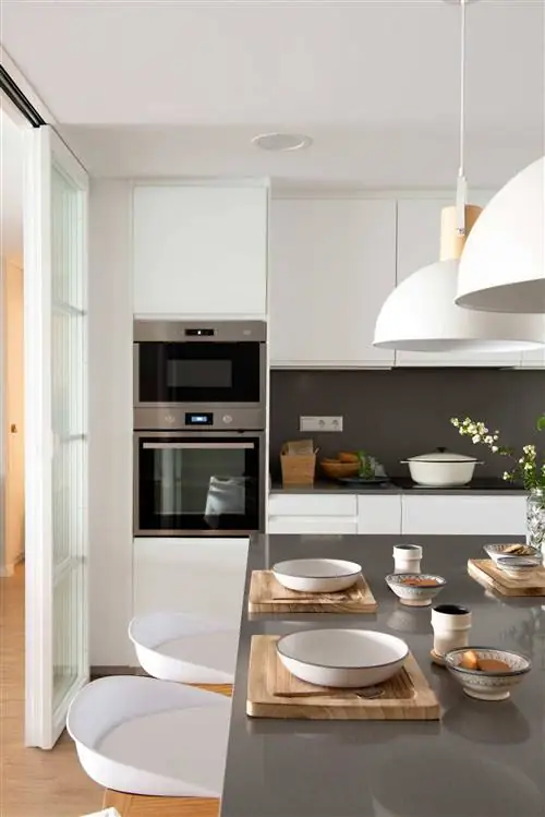 Кухня Икеа с белыми шкафами и серой столешницей.