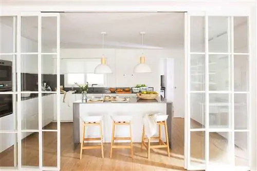 Кухня ИКЕА со стеклянными полками.