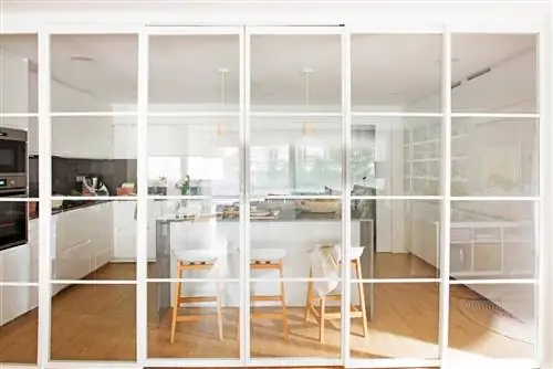 Кухня ИКЕА с закрытыми раздвижными стеклянными дверями.