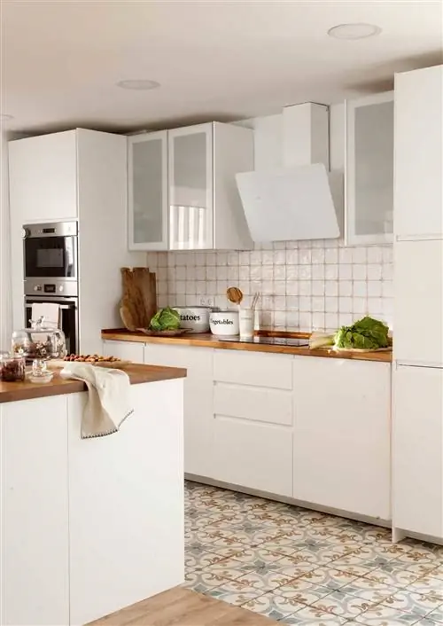 Кухня ИКЕА в белом цвете и дереве с гидравлическим полом.