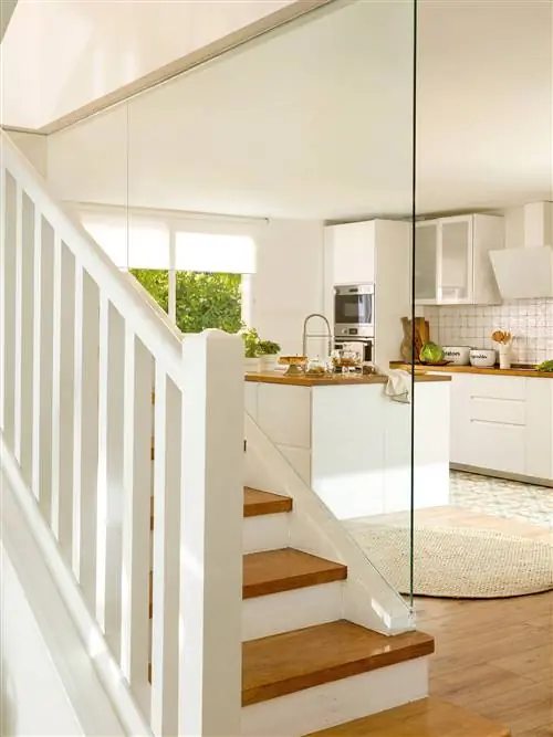 Кухня отделена от лестницы стеклянной перегородкой.