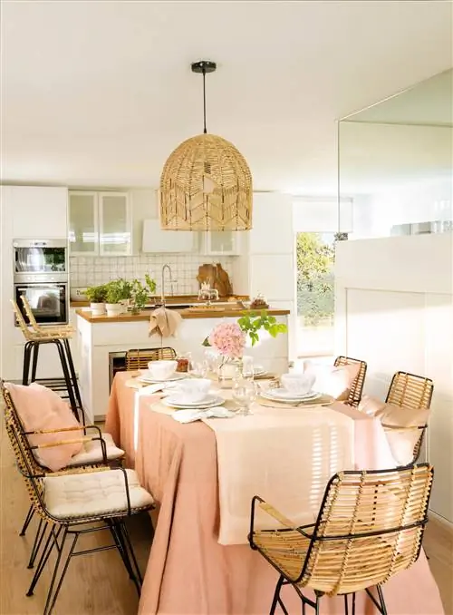 Офис со стульями из волокна рядом с кухонным островом.