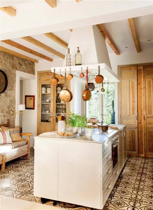 Деревенская кухня с вытяжкой и вертикальным хранением.