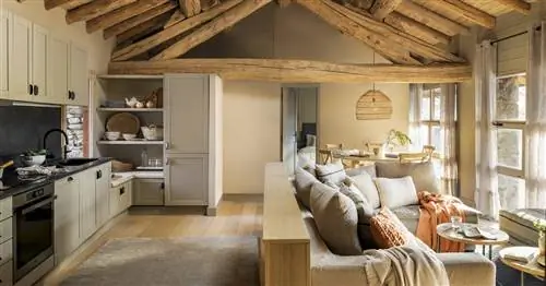 В горном зное: эта недавно отремонтированная эффектная хижина с балками наполнена теплом