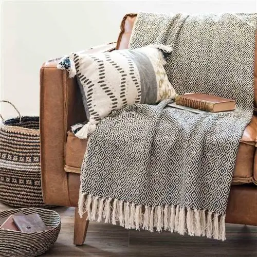 Черно-белое одеяло с геометрическим принтом