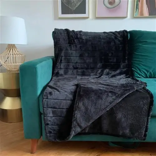 Черное флисовое одеяло.