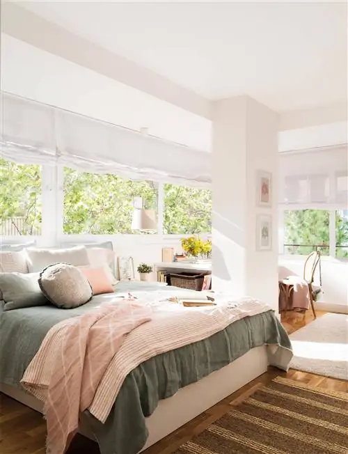 Большая спальня с окнами и письменным столом.