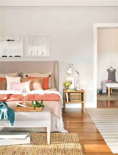 Спальня с мягким изголовьем и открытым доступом в гардеробную.