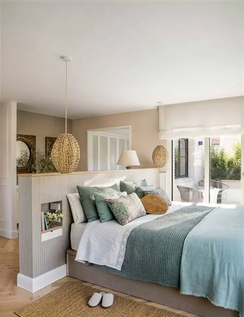 Спальня с изголовьем настенного типа, разделяющим ванную комнату и гардеробную