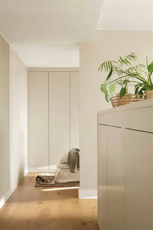 Спальня с изголовьем как разделителем гардеробной.