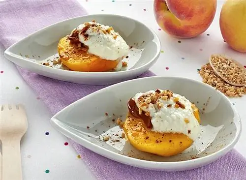 Персики с дульсе де лече и йогуртовым соусом.