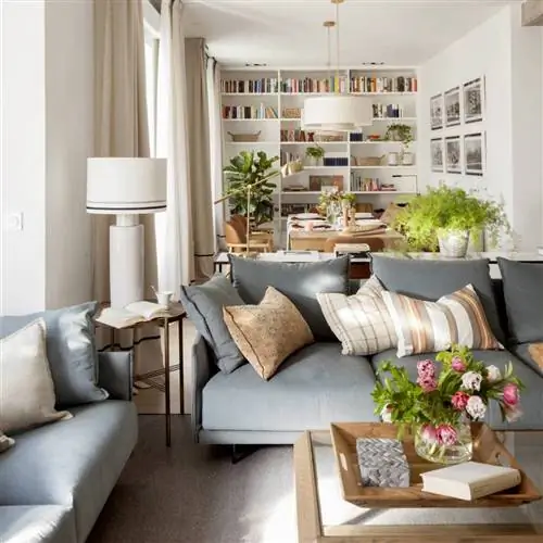 гостиная с синим диваном и обеденной зоной позади 00557369 O