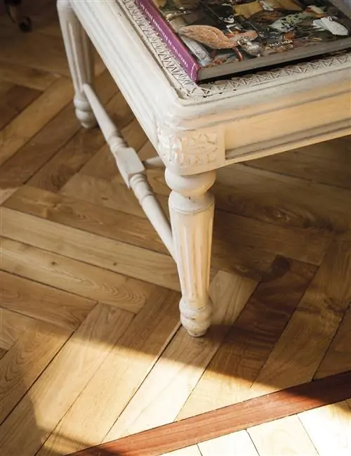 Деталь паркета «елочкой».