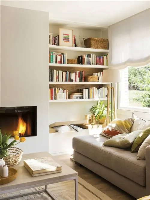 Изготовленный на заказ книжный шкаф со скамейкой в нижней части со скрытым хранилищем.