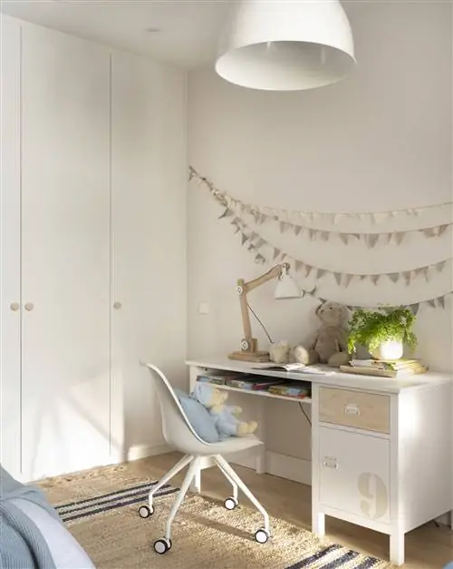 Детская спальня со встроенными шкафами.