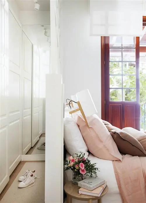 Спальня с гардеробной за стеной изголовья.