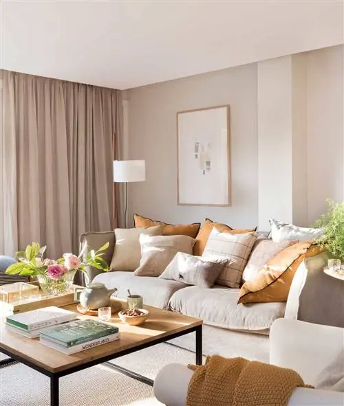 Гостиная с необработанным диваном с подушками.