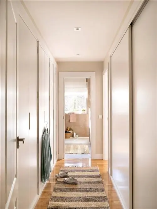 Длинный коридор со встроенными шкафами.