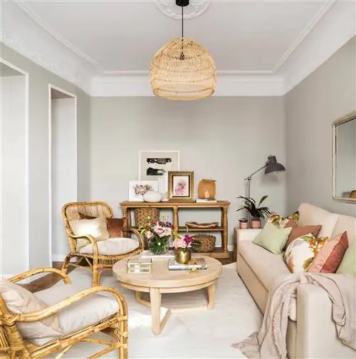 Гостиная с бежевым диваном и деревянной и плетеной мебелью.