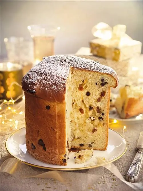 Панеттоне с фруктами и шоколадом.