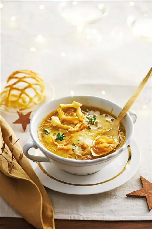 Луковый суп со слоеным тестом.