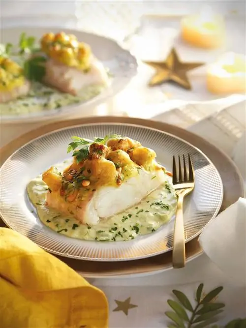 Запеканка из хека с луком-пореем бешамель.